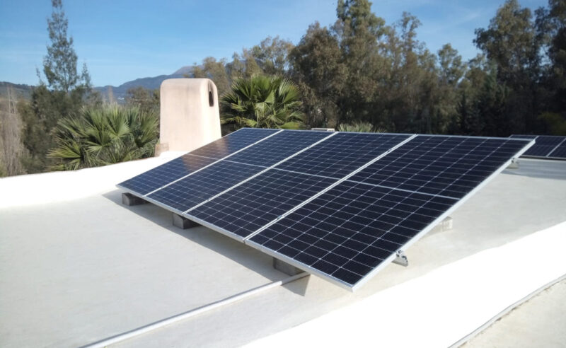 Paneles solares instalados en un tejado residencial en España