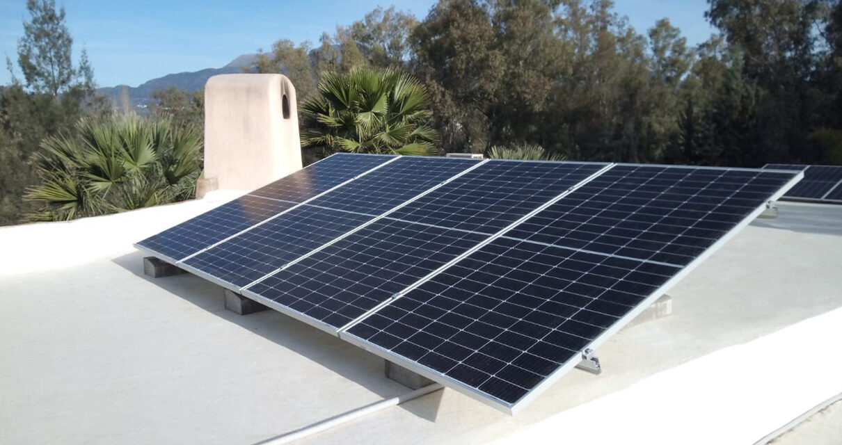 Paneles solares instalados en un tejado residencial en España