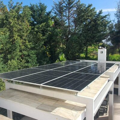 Marbella 12 placas sobre pérgola 585w